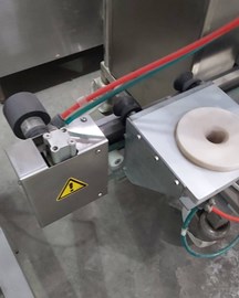 מכונה לסגירת שפורפרות מעבדתית חצי אוטומטית