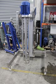 הומוגנייזר ייצור אישי, עם בוכנת הרמה לגובה, עגלת נירוסטה ולוח בקרה למשנה תדר