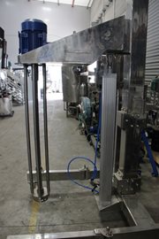 הומוגנייזר ייצור אישי, עם בוכנת הרמה לגובה, עגלת נירוסטה ולוח בקרה למשנה תדר