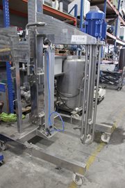 הומוגנייזר ייצור אישי, עם בוכנת הרמה לגובה, עגלת נירוסטה ולוח בקרה למשנה תדר