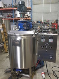 מיכל 300 ליטר ייצור חדש כולל 2 בוחשים אחד סתוך השני וקיטור עד אטמוספרות כולל לוח בקרה משנה תדר