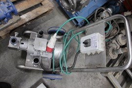 משאבת שגיא, כולל לוח בקרה ימינה ושמאלה, ועגלת נירוסטה