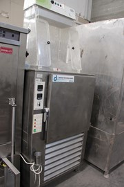 מנדף מעבדתי על שולחן